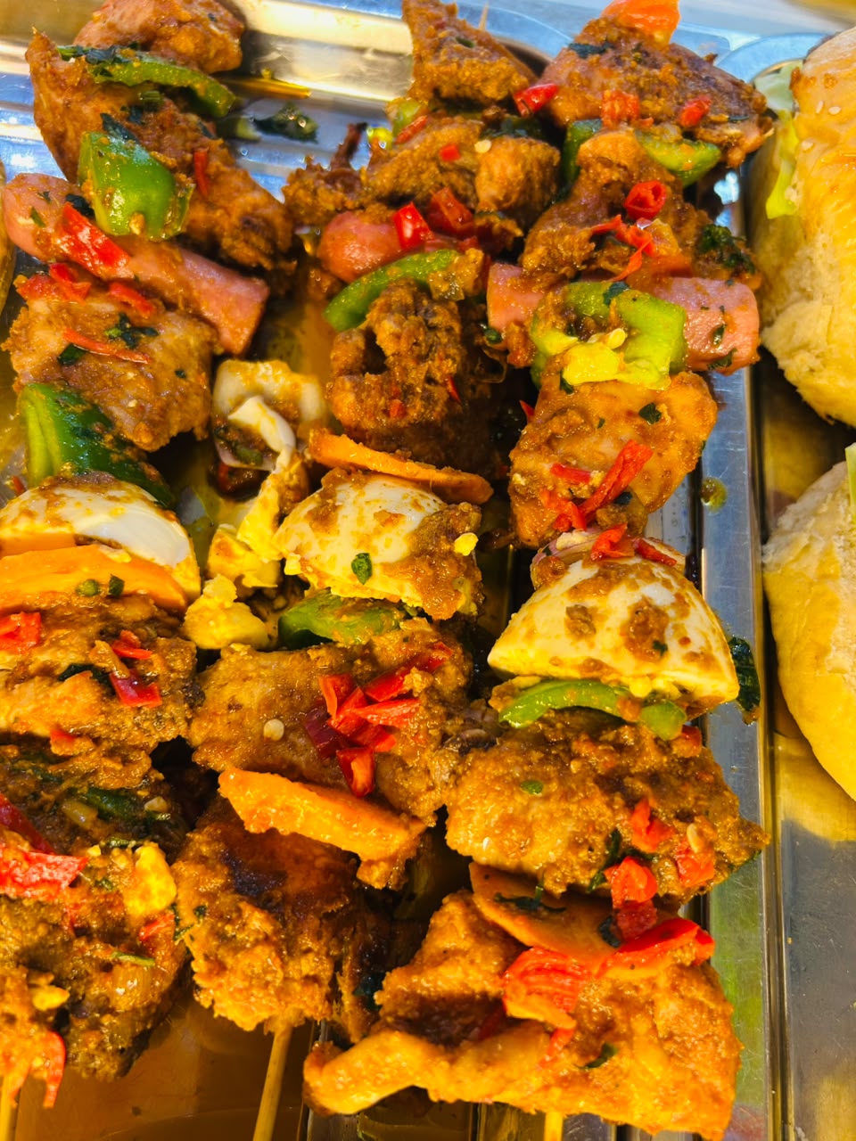 Peppered meat and vegetable skewers